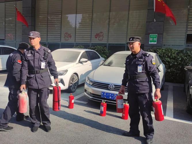 平凡的崗位，非凡的擔當 南京保安瞬間化身消防員化解險情